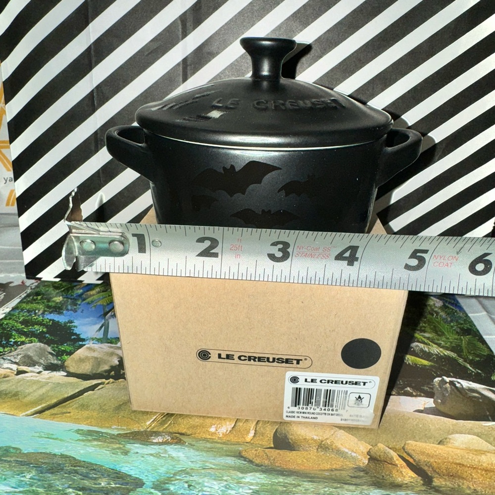 NIB Le Creuset Halloween Licorice Matte Black 10CM Halloween Bat Cocotte RARE - Picture 2 of 13